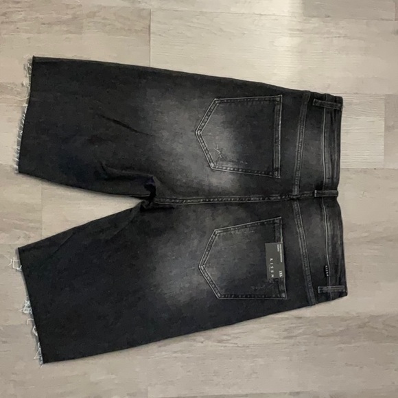 Risen Bermuda shorts in black distressed - Picture 2 of 7